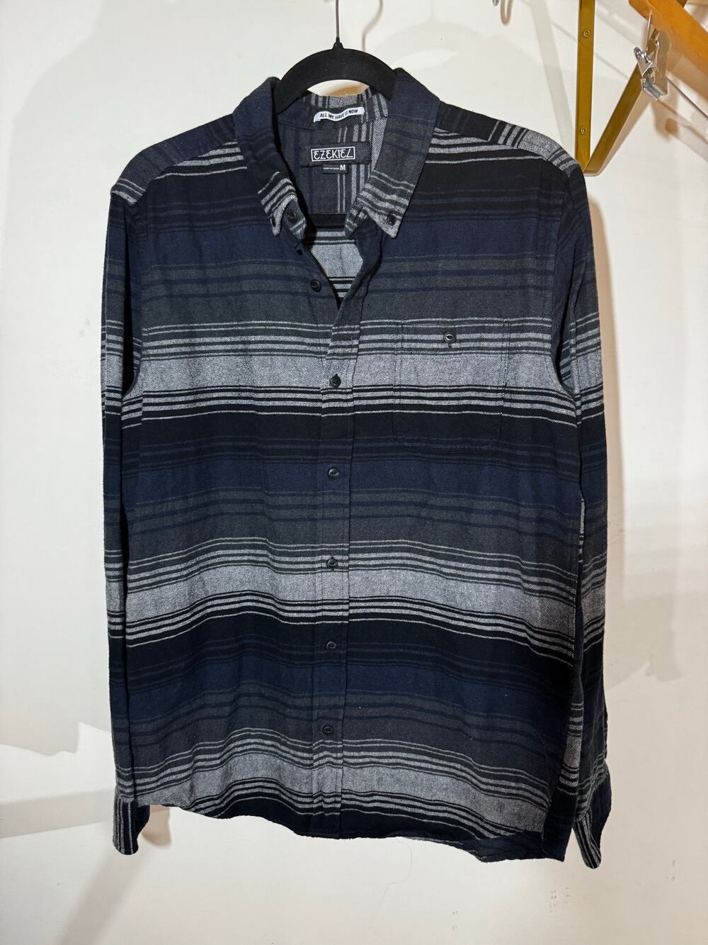 Medium EZEKIEL Cotton Flannel Striped Button Down Mens Top